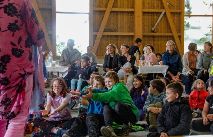 I bambini sono entusiasti dell'ospite a sorpresa, il mago Ron Dideldum